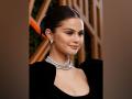Selena Gomez goes barefoot after tripping on SAG Awards red carpet - Hindi News | Selena Gomez goes barefoot after tripping on SAG Awards red carpet | Latest entertainment News at Lokmattimes.com