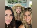 'Friends' co-stars Jennifer Aniston, Courteney Cox, Lisa Kudrow reunite on US Independence Day - Hindi News | 'Friends' co-stars Jennifer Aniston, Courteney Cox, Lisa Kudrow reunite on US Independence Day | Latest entertainment News at Lokmattimes.com