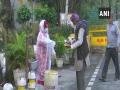 Locals turn good samaritans, distribute food to poor outside Gurdwara Bangla Sahib - Hindi News | Locals turn good samaritans, distribute food to poor outside Gurdwara Bangla Sahib | Latest national News at Lokmattimes.com
