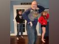 US dancing dad sets Indians grooving with his Bollywood moves - Hindi News | US dancing dad sets Indians grooving with his Bollywood moves | Latest lifestyle News at Lokmattimes.com