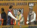 Mulayam Singh Yadav's daughter-in-law Aparna joins BJP - Hindi News | Mulayam Singh Yadav's daughter-in-law Aparna joins BJP | Latest politics News at Lokmattimes.com
