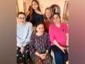 Kareena Kapoor Khan spends a 'good day' with family - Hindi News | Kareena Kapoor Khan spends a 'good day' with family | Latest entertainment News at Lokmattimes.com