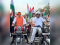Manoj Tiwari fined for not wearing helmet during bike rally, issues apology - Hindi News | Manoj Tiwari fined for not wearing helmet during bike rally, issues apology | Latest national News at Lokmattimes.com