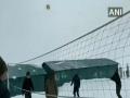 ITBP personnel play volleyball at 14,000 feet in Sikkim amid snow conditions - Hindi News | ITBP personnel play volleyball at 14,000 feet in Sikkim amid snow conditions | Latest national News at Lokmattimes.com