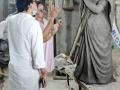 Artists creating Goddess Durga idol resembling Mamata Banerjee in Kolkata - Hindi News | Artists creating Goddess Durga idol resembling Mamata Banerjee in Kolkata | Latest national News at Lokmattimes.com