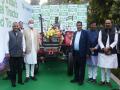 Gadkari launches India's first CNG tractor to reduce fuel costs - Hindi News | Gadkari launches India's first CNG tractor to reduce fuel costs | Latest national News at Lokmattimes.com