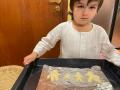 Kareena Kapoor shares adorable picture of Taimur showing off his baking skills - Hindi News | Kareena Kapoor shares adorable picture of Taimur showing off his baking skills | Latest entertainment News at Lokmattimes.com