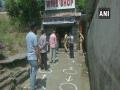 People queue outside liquor shop in Jammu, adhere to social distancing norms - Hindi News | People queue outside liquor shop in Jammu, adhere to social distancing norms | Latest national News at Lokmattimes.com