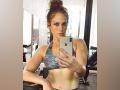 Jennifer Lopez shows off ripped body in mid-workout picture - Hindi News | Jennifer Lopez shows off ripped body in mid-workout picture | Latest entertainment News at Lokmattimes.com