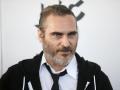 Joaquin Phoenix defends 'Joker' as families of shooting victims voice concern over film - Hindi News | Joaquin Phoenix defends 'Joker' as families of shooting victims voice concern over film | Latest entertainment News at Lokmattimes.com