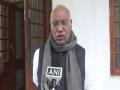 Govt should resolve Hijab controversy, Opposition parties should not use it for political gains: Mallikarjun Kharge - Hindi News | Govt should resolve Hijab controversy, Opposition parties should not use it for political gains: Mallikarjun Kharge | Latest national News at Lokmattimes.com