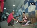 Coronavirus Outbreak: Social workers provide food to homeless at Kolkata's Dum Dum railway station underpass - Hindi News | Coronavirus Outbreak: Social workers provide food to homeless at Kolkata's Dum Dum railway station underpass | Latest national News at Lokmattimes.com