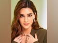 Kriti Sanon flaunts her biker girl avatar as she begins 'Ganapath' shoot - Hindi News | Kriti Sanon flaunts her biker girl avatar as she begins 'Ganapath' shoot | Latest maharashtra News at Lokmattimes.com