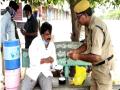 Andhra Pradesh Transport Minister interacts with police personnel over lunch on roadside in Machilipatnam - Hindi News | Andhra Pradesh Transport Minister interacts with police personnel over lunch on roadside in Machilipatnam | Latest national News at Lokmattimes.com