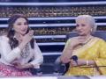 Madhuri Dixit, Waheeda Rehman recreate 60s magic, grooves on iconic song from 'Teesri Kasam' - Hindi News | Madhuri Dixit, Waheeda Rehman recreate 60s magic, grooves on iconic song from 'Teesri Kasam' | Latest entertainment News at Lokmattimes.com