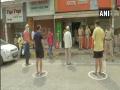 Combating COVID-19: People in Mumbai practice social distancing at grocery store - Hindi News | Combating COVID-19: People in Mumbai practice social distancing at grocery store | Latest maharashtra News at Lokmattimes.com