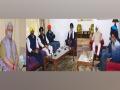 J-K: Sikh delegation meets LG, discusses security issues of minorities - Hindi News | J-K: Sikh delegation meets LG, discusses security issues of minorities | Latest national News at Lokmattimes.com