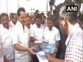 COVID-19 : MK Stalin distributes hygiene kits in Chennai - Hindi News | COVID-19 : MK Stalin distributes hygiene kits in Chennai | Latest national News at Lokmattimes.com