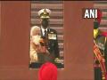 PM Modi participates in homage, reception ceremony of 'Swarnim Vijay Mashaals' at War Memorial - Hindi News | PM Modi participates in homage, reception ceremony of 'Swarnim Vijay Mashaals' at War Memorial | Latest national News at Lokmattimes.com