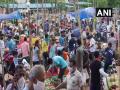 People crowd local market in Bhubaneshwar's Bapuji Nagar, flout social distancing norms amid lockdown - Hindi News | People crowd local market in Bhubaneshwar's Bapuji Nagar, flout social distancing norms amid lockdown | Latest national News at Lokmattimes.com