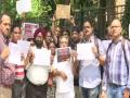 Maharashtra: PMC bank account holders protest outside Mumbai's Esplanade Court - Hindi News | Maharashtra: PMC bank account holders protest outside Mumbai's Esplanade Court | Latest national News at Lokmattimes.com
