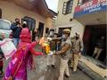 Police turn messiahs in J&K amid Covid-19 outbreak - Hindi News | Police turn messiahs in J&K amid Covid-19 outbreak | Latest national News at Lokmattimes.com