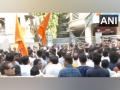 Shiv Sena workers protest against LS MP Navneet Rana over 'Hanuman Chalisa' row - Hindi News | Shiv Sena workers protest against LS MP Navneet Rana over 'Hanuman Chalisa' row | Latest politics News at Lokmattimes.com