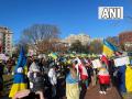 US: Protesters hold pro-Ukraine rally in front of White House, urge Putin to call off his invasion of Ukraine - Hindi News | US: Protesters hold pro-Ukraine rally in front of White House, urge Putin to call off his invasion of Ukraine | Latest international News at Lokmattimes.com