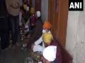 Rahul Gandhi partakes langar at Golden Temple in Amritsar - Hindi News | Rahul Gandhi partakes langar at Golden Temple in Amritsar | Latest politics News at Lokmattimes.com