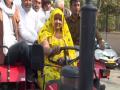 Rajasthan Congress MLA reaches state assembly on tractor to support protesting farmers - Hindi News | Rajasthan Congress MLA reaches state assembly on tractor to support protesting farmers | Latest national News at Lokmattimes.com