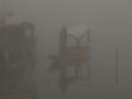 J-K: Dense fog covers Kashmir valley, hinders visibility - Hindi News | J-K: Dense fog covers Kashmir valley, hinders visibility | Latest national News at Lokmattimes.com