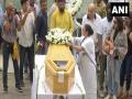 Mamata Banerjee pays last respects to KK, singer accorded gun salute honour - Hindi News | Mamata Banerjee pays last respects to KK, singer accorded gun salute honour | Latest entertainment News at Lokmattimes.com