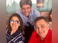 World Cup fever grips Neetu and Rishi Kapoor, duo poses with 'Haryana Hurricane' - Hindi News | World Cup fever grips Neetu and Rishi Kapoor, duo poses with 'Haryana Hurricane' | Latest entertainment News at Lokmattimes.com