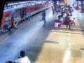 RPF personnel saves woman from falling into gap between platform, train in Panvel - Hindi News | RPF personnel saves woman from falling into gap between platform, train in Panvel | Latest maharashtra News at Lokmattimes.com