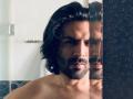 Kartik Aaryan shares smouldering mirror selfie - Hindi News | Kartik Aaryan shares smouldering mirror selfie | Latest maharashtra News at Lokmattimes.com