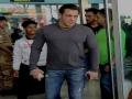 Salman Khan snatches phone from fan over unsolicited selfie - Hindi News | Salman Khan snatches phone from fan over unsolicited selfie | Latest entertainment News at Lokmattimes.com