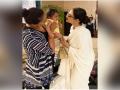 Sameera Reddy has her fangirl moment with Rekha - Hindi News | Sameera Reddy has her fangirl moment with Rekha | Latest entertainment News at Lokmattimes.com