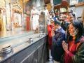 Arvind Kejriwal, his wife visit Salasar Balaji Dham temple in Rajasthan to celebrate wedding anniversary - Hindi News | Arvind Kejriwal, his wife visit Salasar Balaji Dham temple in Rajasthan to celebrate wedding anniversary | Latest national News at Lokmattimes.com