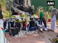 Suspended Opposition MPs continue to protest at Gandhi statue in Parliament - Hindi News | Suspended Opposition MPs continue to protest at Gandhi statue in Parliament | Latest national News at Lokmattimes.com