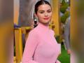 Selena Gomez embraces her kidney transplant scar in latest Insta photo - Hindi News | Selena Gomez embraces her kidney transplant scar in latest Insta photo | Latest entertainment News at Lokmattimes.com