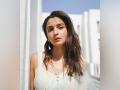 Controversies don't bother me: Alia Bhatt on row over 'Gangubai Kathiawadi' - Hindi News | Controversies don't bother me: Alia Bhatt on row over 'Gangubai Kathiawadi' | Latest entertainment News at Lokmattimes.com