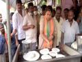 TN Assembly elections: Khushbu Sundar cooks dosas as part of campaign - Hindi News | TN Assembly elections: Khushbu Sundar cooks dosas as part of campaign | Latest national News at Lokmattimes.com