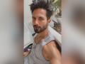 Shahid Kapoor treats fans to stunning subtle selfie - Hindi News | Shahid Kapoor treats fans to stunning subtle selfie | Latest entertainment News at Lokmattimes.com