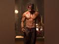 Shah Rukh Khan flaunts his ripped abs in leaked shirtless picture from 'Pathaan' sets - Hindi News | Shah Rukh Khan flaunts his ripped abs in leaked shirtless picture from 'Pathaan' sets | Latest maharashtra News at Lokmattimes.com