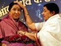 Asha Bhosle breaks down while remembering sister Lata Mangeshkar at an event - Hindi News | Asha Bhosle breaks down while remembering sister Lata Mangeshkar at an event | Latest maharashtra News at Lokmattimes.com