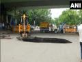 Massive sinkhole spotted in Hauz Khas in Delhi, traffic disrupted - Hindi News | Massive sinkhole spotted in Hauz Khas in Delhi, traffic disrupted | Latest national News at Lokmattimes.com