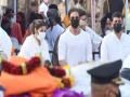 Shah Rukh Khan arrives to pay last respects to Lata Mangeshkar at her funeral - Hindi News | Shah Rukh Khan arrives to pay last respects to Lata Mangeshkar at her funeral | Latest maharashtra News at Lokmattimes.com