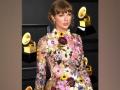 Taylor Swift expertly handled her 2021 Grammys red carpet wardrobe malfunction - Hindi News | Taylor Swift expertly handled her 2021 Grammys red carpet wardrobe malfunction | Latest entertainment News at Lokmattimes.com
