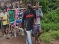 Villagers carry pregnant woman on cot for 10 km due to lack of roads in Andhra's Kinneralova village - Hindi News | Villagers carry pregnant woman on cot for 10 km due to lack of roads in Andhra's Kinneralova village | Latest national News at Lokmattimes.com