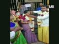 Lockdown : Wedding rituals performed at temple's doorstep in Madurai - Hindi News | Lockdown : Wedding rituals performed at temple's doorstep in Madurai | Latest national News at Lokmattimes.com